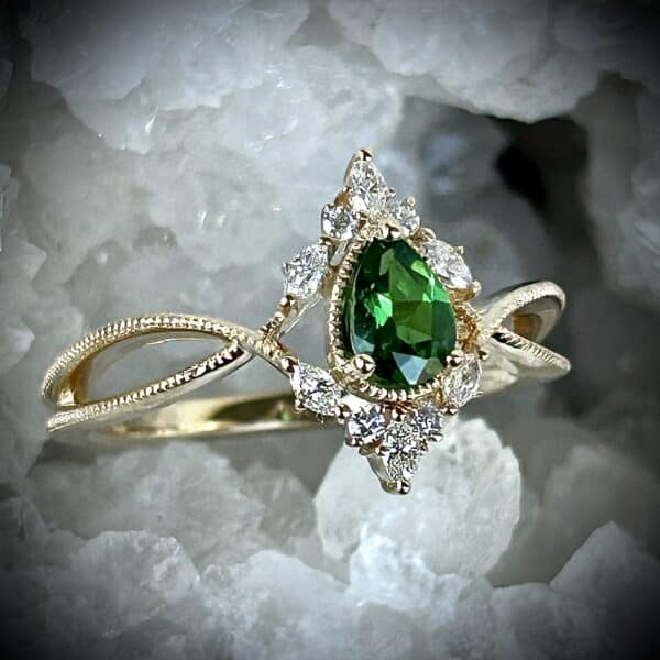 Elegant 14K Gold Ring Featuring Vivid Green Tsavorite Garnet And Diamonds